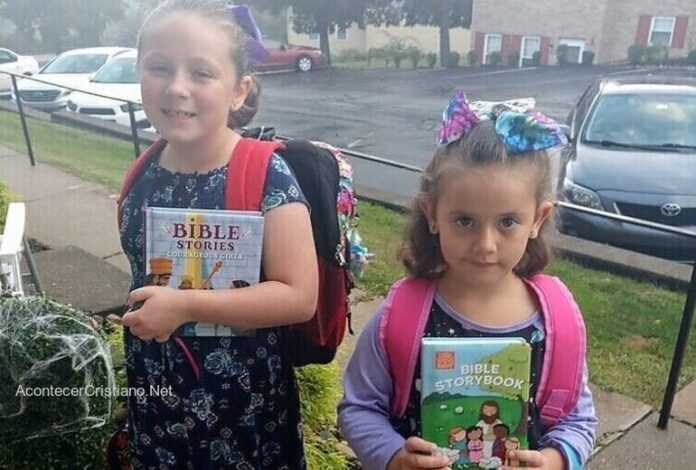 ninos-llevando-biblia-escuela.jpg