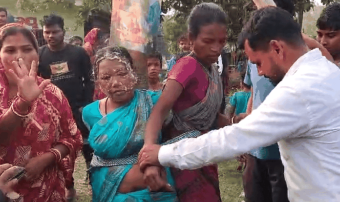 mujeres-atadas-arbol-india.png