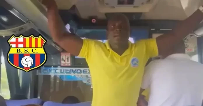 Tecnico-de-Barcelona-SC-es-captado-predicando-la-Palabra-en-autobus.webp.webp