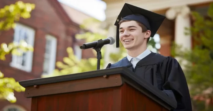 Joven-proclama-su-fe-en-Jesus-durante-su-graduacion.webp.webp