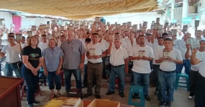 Mas-de-1.00-Biblias-son-entregadas-a-prisioneros-en-Honduras.webp.webp