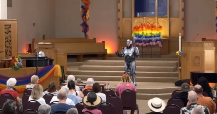 Pastor-se-disfraza-de-RoboCop-para-criticar-deportacion-de-inmigrantes.webp.webp