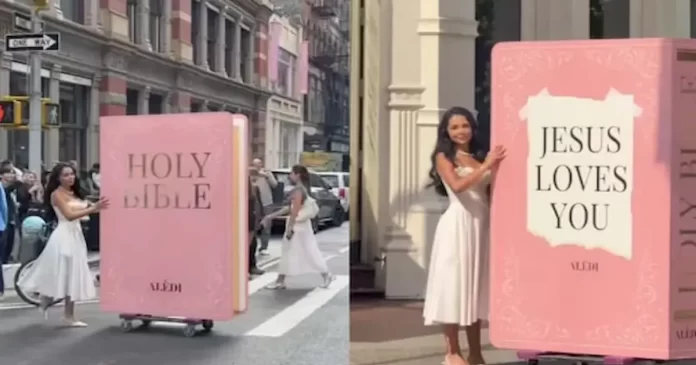 Disenadora-evangeliza-con-una-Biblia-gigante-en-Nueva-York.webp.webp