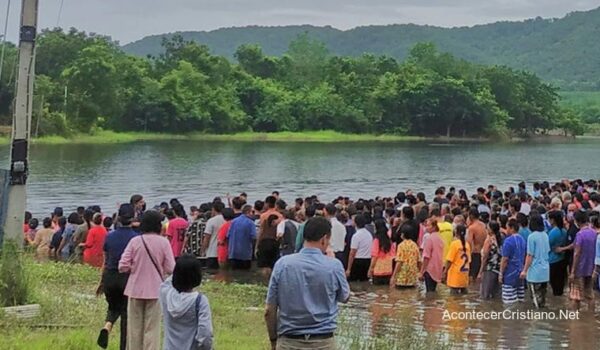 Más de 1500 personas se bautizan en un río de Tailandia: «Gran despertar espiritual» – Acontecer Cristiano